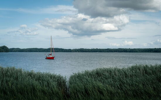 Segelboot auf einem See